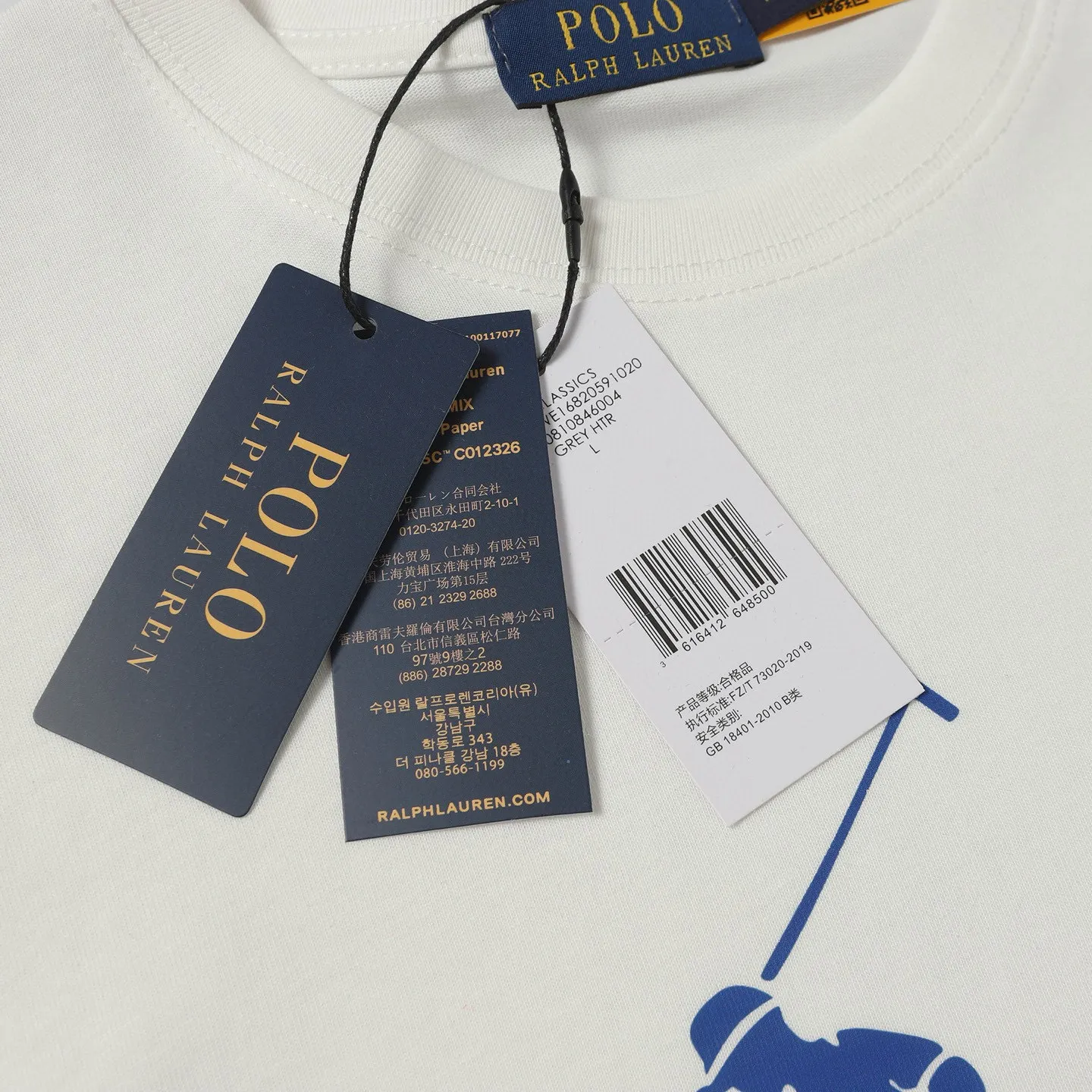 P130 Style number: 657 Ralph Lauren/Ralph Lauren 2025 new summer pure cotton 240g silicone Polo embossed round neck T-shirt. The main LOGO on the neck has a QR code mark, which can be scanned for verification. It uses 3D silicone three-dimensional English letter logo embossing to distinguish low-quality products on the market. 32 counts, 240g hydrophilic toner, 100% cotton fabric, comfortable and soft, highly breathable, focusing on high-end cost-effectiveness, needless to say good quality. Available in a variety of colors, both boys and girls can try this genderless style, giving them a yuppie tone in no time. Immerse yourself in your leisurely style, and have your own style in retro. Natural, vivid and very French romantic feelings, perfectly integrating youthful atmosphere and trend. Color: white, navy blue, light green Size: S-xL S Shoulder width 44 Bust 104 Sleeve length 23 Clothing length 72 M Shoulder width 45 Bust 108 Sleeve length 24 Clothing length 74 L Shoulder width 46 Bust 112 Sleeve length 25 Clothing length 76 xL Shoulder width 47 Bust 116 Sleeve length 26 Clothing length 78